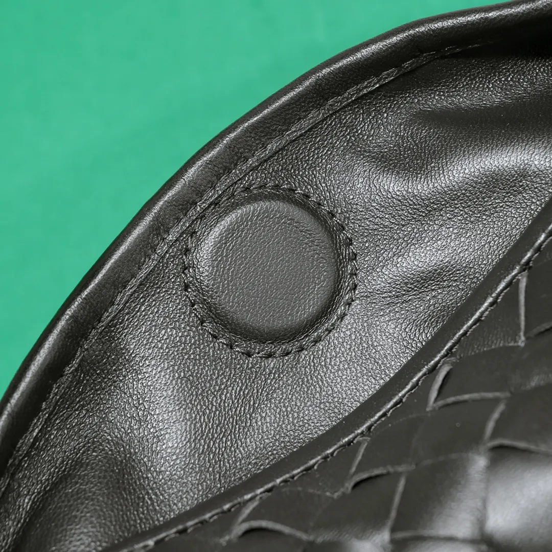 Batch 1860 #Bv new small HOP bag, the bag body and handles are made of a whole piece of woven leather. The bag body is soft and lazy. Hop symbolizes the praise of innovation and eternal craftsmanship [love]. The pyramid silhouette combines practicality and fashion. It is modern and casual. The double-sided closure design of the bag mouth is more convenient and safe! The cowhide texture also makes the bag more wear-resistant and durable. A must-have for fashionable ladies who like minimalism yet comfortable and casual! Size: 41x20.5x7.5, Model: 3966#